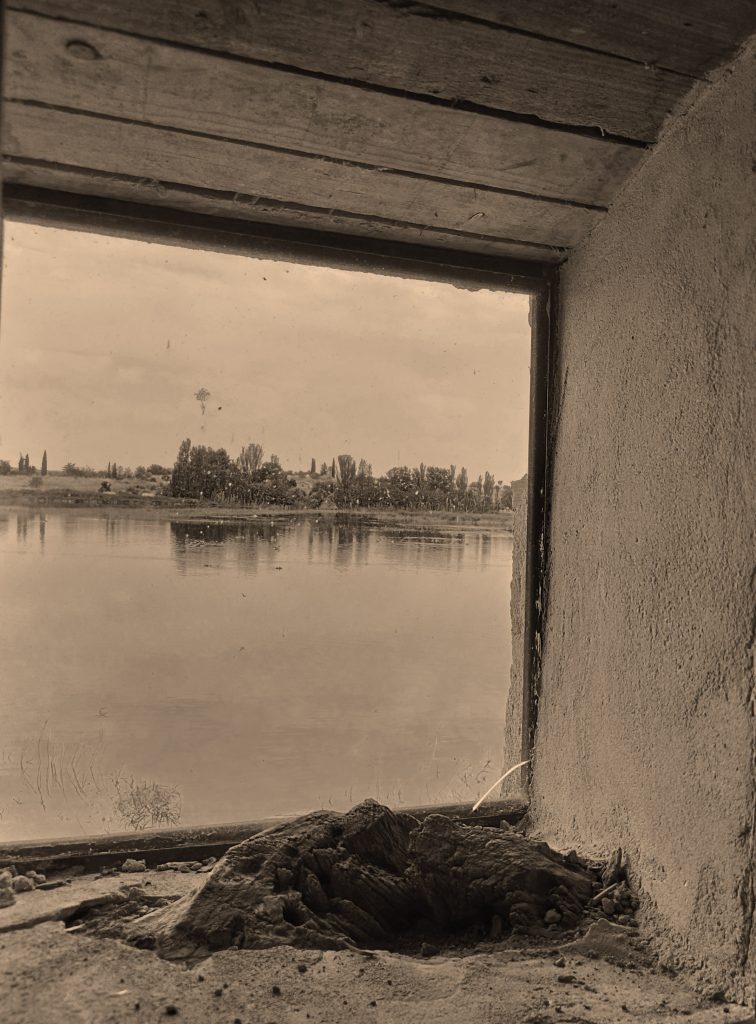 A través de la ventana