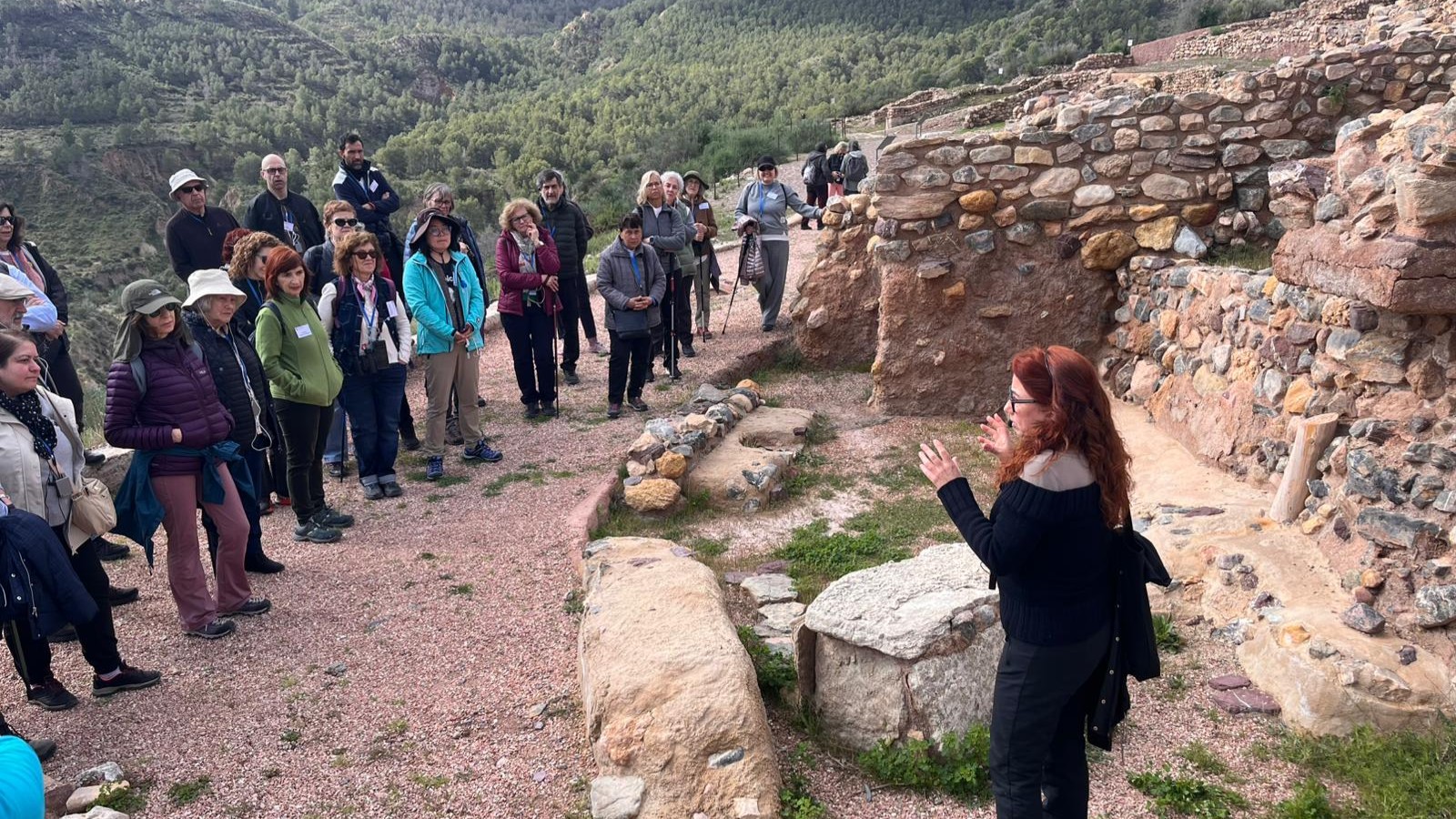 Eva Celdrán explicando el yacimiento de La Bastida