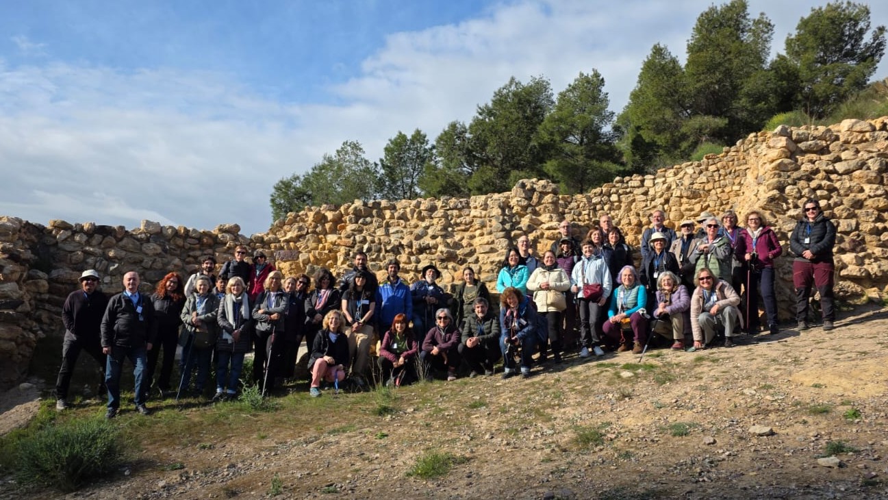 Grupo al pie de la muralla de La Bastida