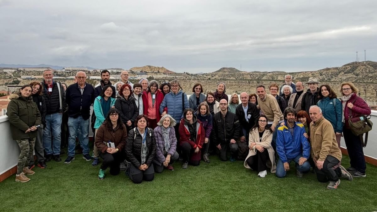 Grupo en la terraza del CICA, con la vista del yacimiento de El Argar al fondo