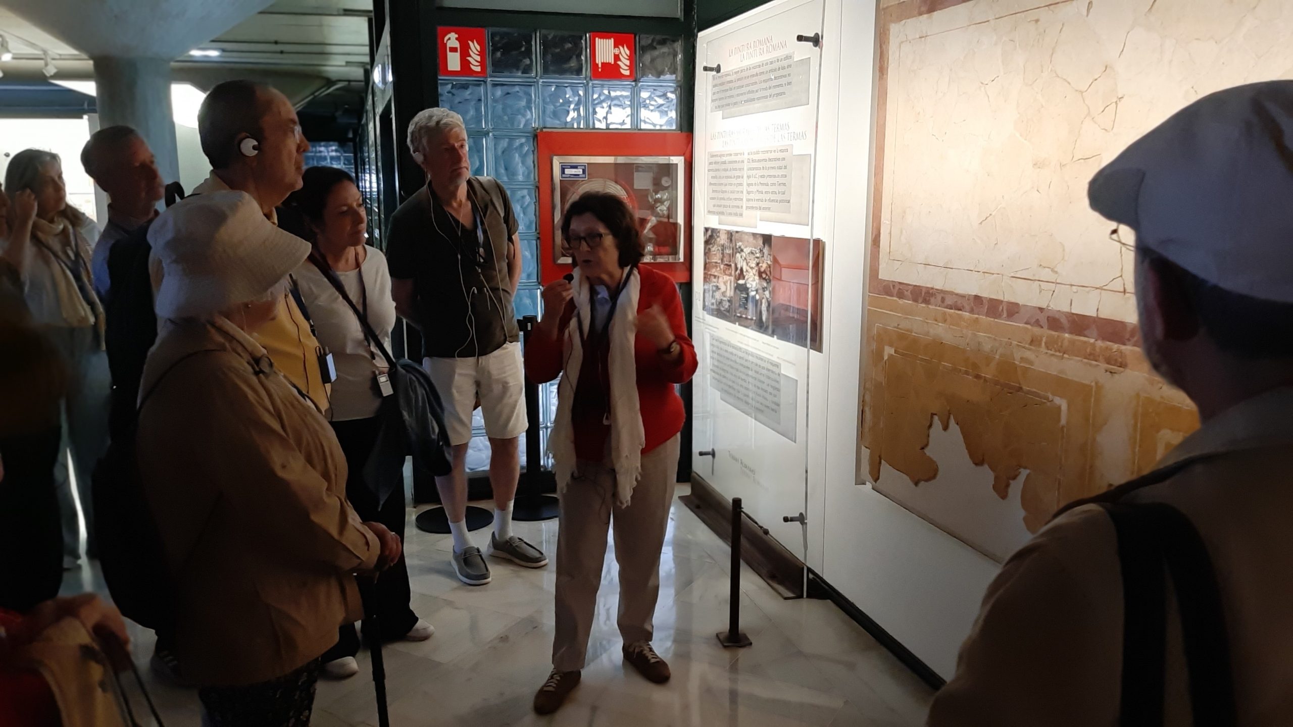 Gijón, Museo de las Termas – María Antonia Moreno explicando la restauración de los mosaicos (Foto Andrés Carretero) Gijón, Museo de las Termas - María Antonia Moreno explicando la restauración de los mosaicos (Foto Andrés Carretero)
