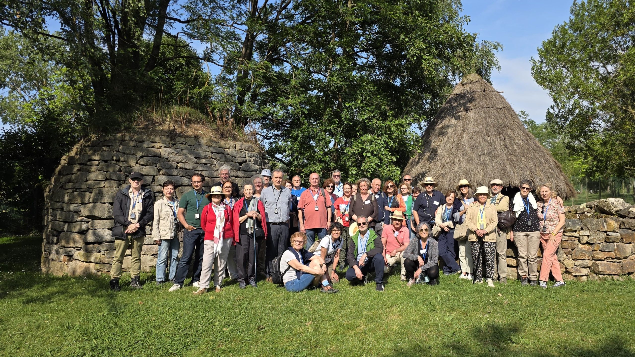 Grupo en la recreacion de las cabañas delMuseo de Pueblo de Asturias (Foto Belén Martínez) Grupo en la recreacion de las cabañas delMuseo de Pueblo de Asturias (Foto Belén Martínez)