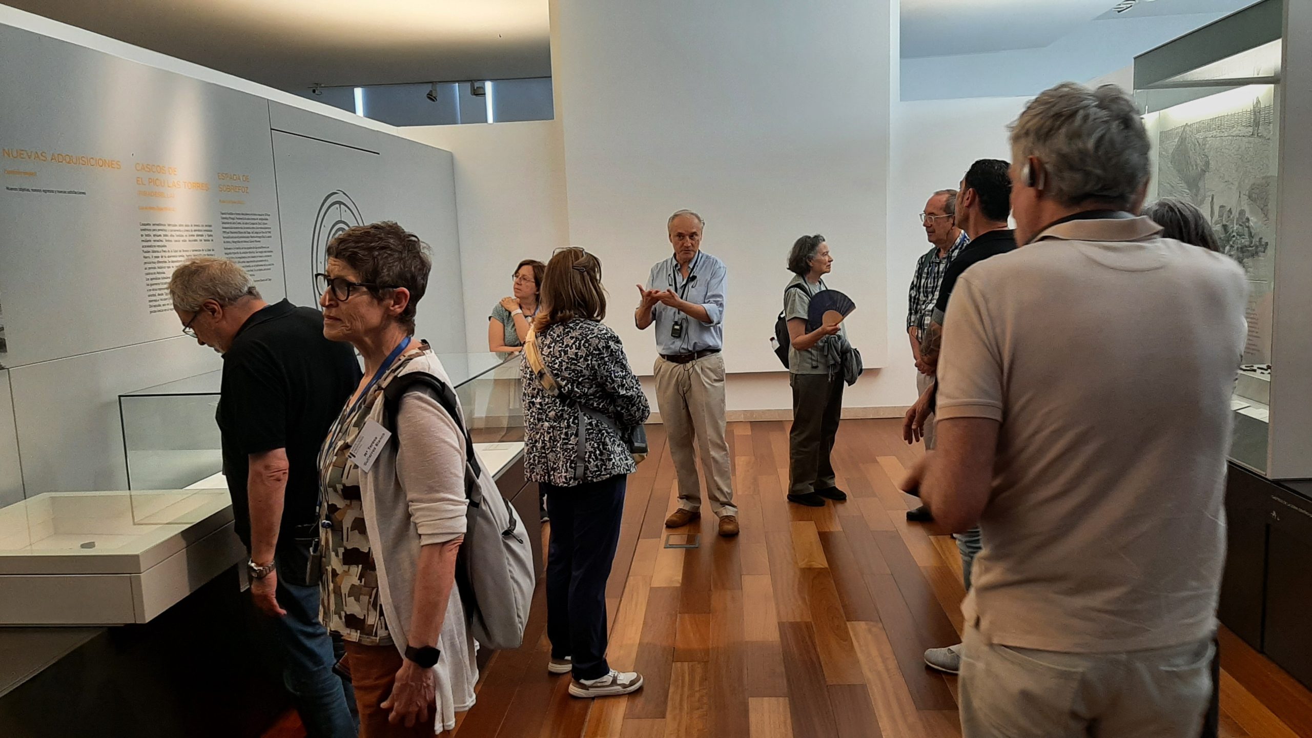 Angel Villa explicando el Museo Arqueológico de Asturias (Foto Andres Carretero) Angel Villa explicando el Museo Arqueológico de Asturias (Foto Andres Carretero)