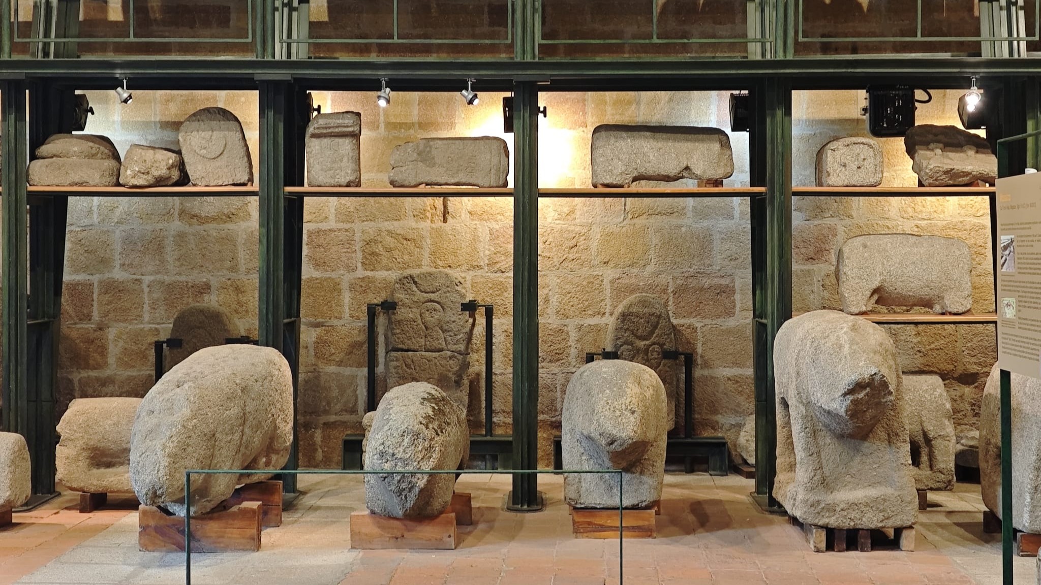 Almacén del Museo Avila en la iglesia de Santo Tomé (Foto: Concha Papí)