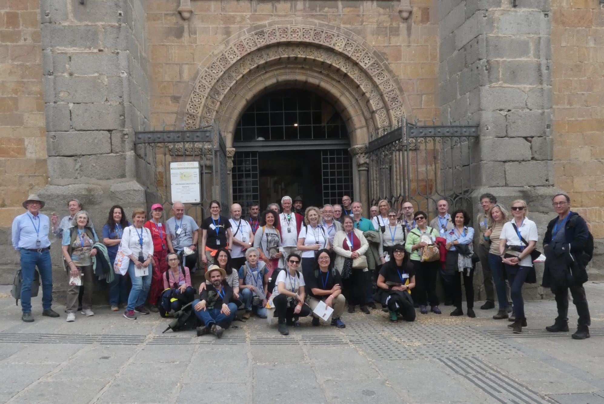 Grupo en la puerta de Santo Tome, Museo de Avila (Foto: Carmen Sainz)