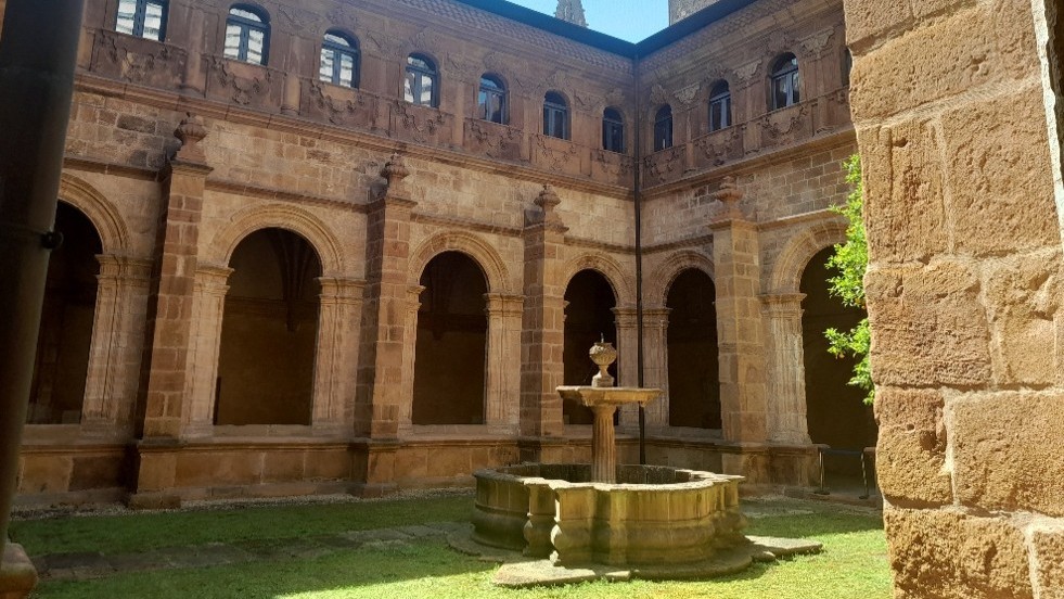 Museo Arqueológico de Asturias, claustro (Foto Diego Trinidad) Museo Arqueológico de Asturias, claustro (Foto Diego Trinidad)
