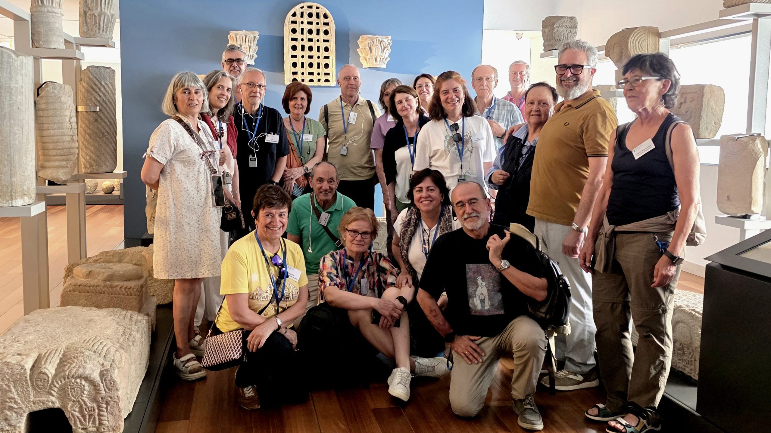 Museo Arqueológico de Asturias, grupo en la sala de cultura visigoda (Foto Belén Martínez) Museo Arqueológico de Asturias, grupo en la sala de cultura visigoda (Foto Belén Martínez)