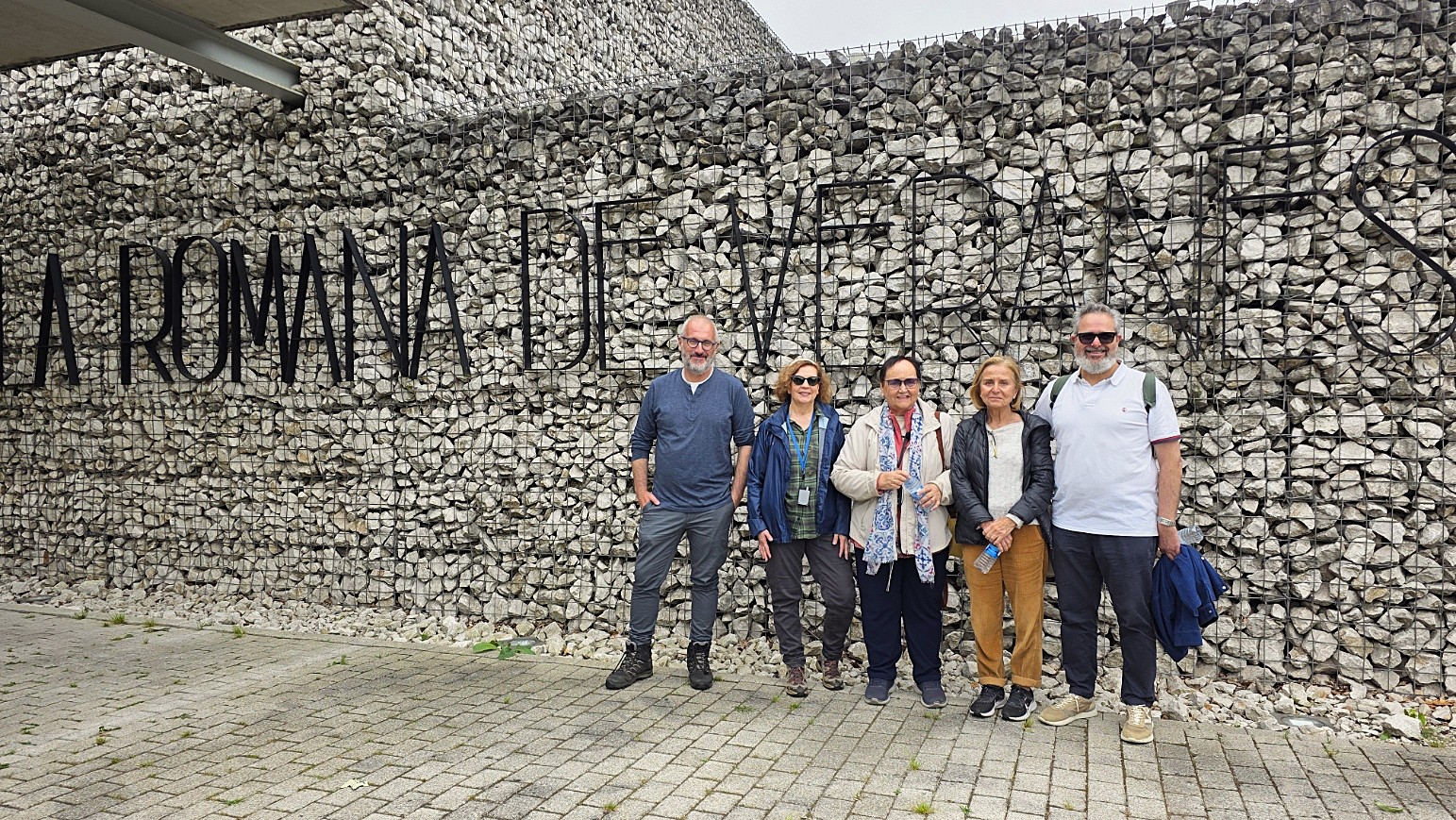 Veranes, equipo arqueológico: Rubén, Almudena, Carmen, Pilar y Fernando (Foto Belén Martínez)